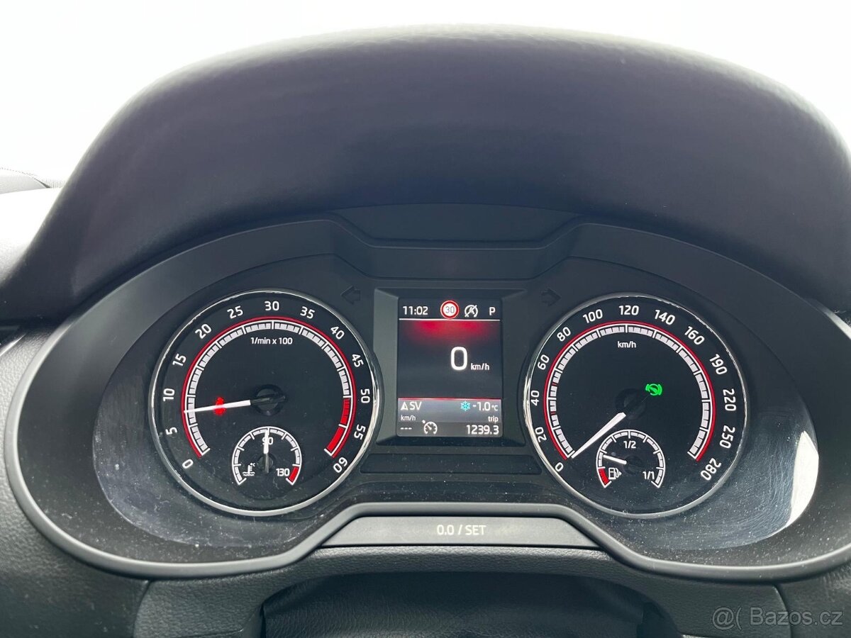 Škoda Octavia RS DSG 4x4 KOMBI CANTON TAŽNÉ PANORAMA - 10