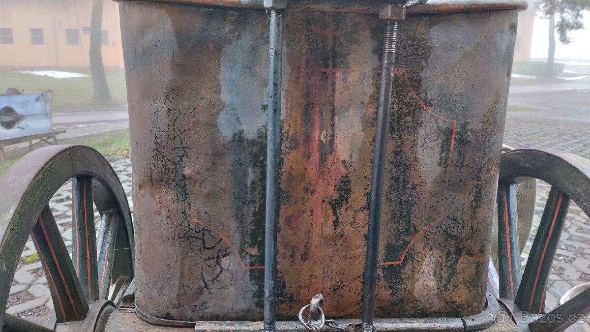 Historická dvoukolová ruční hasičská stříkačka - 10