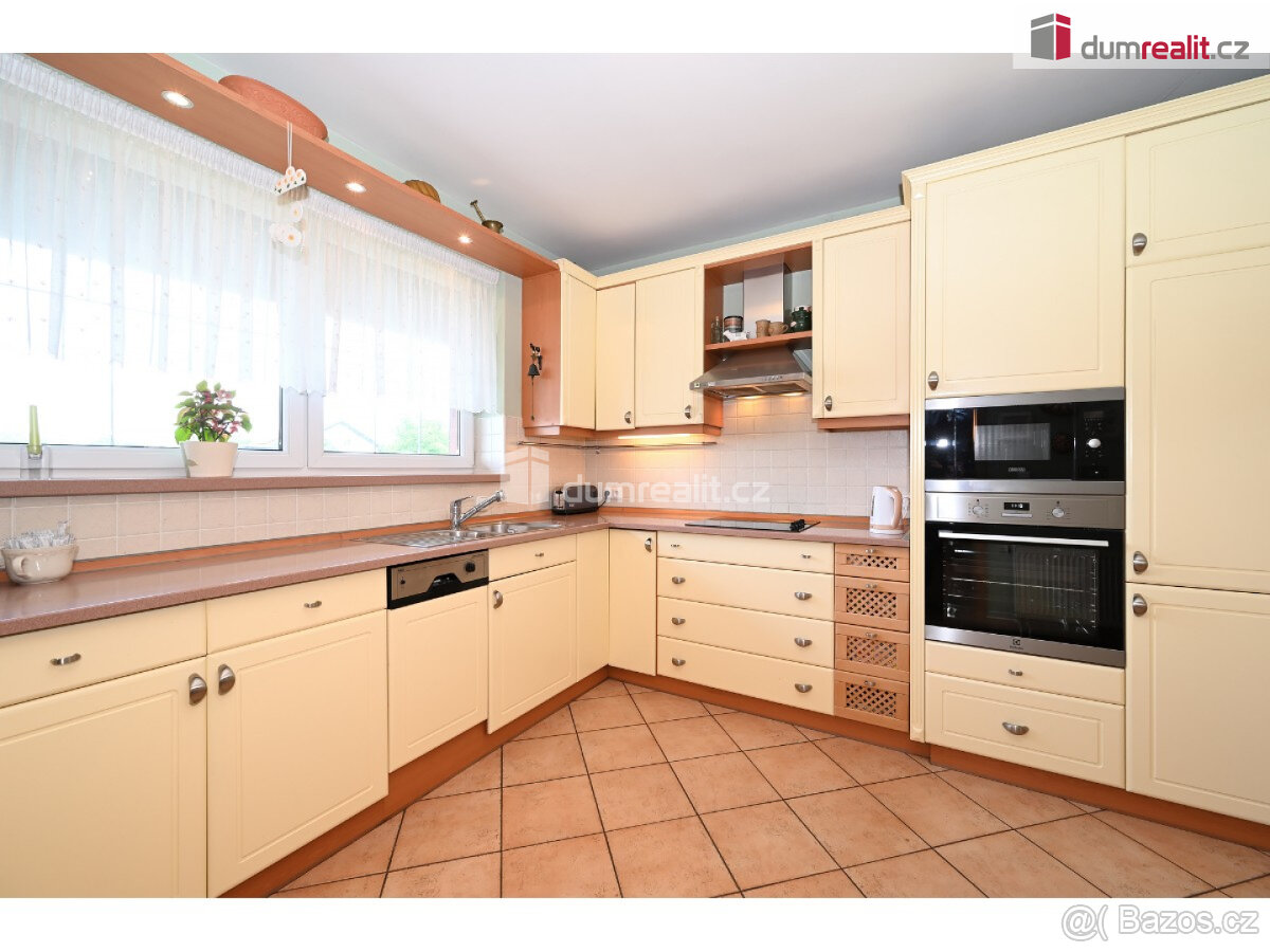 Prodej rodinného domu 6+1, 248 m2 + 63 m2 půda, pozemek 766 - 10