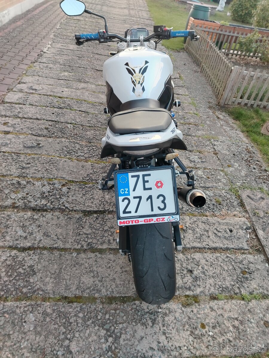 Suzuki gsr 750 - 10