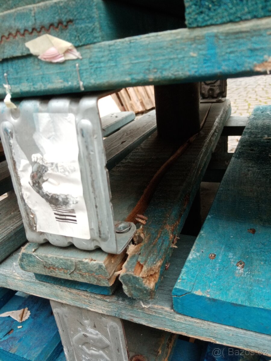 Dřevěné malé palety 80 x 60 cm - 10