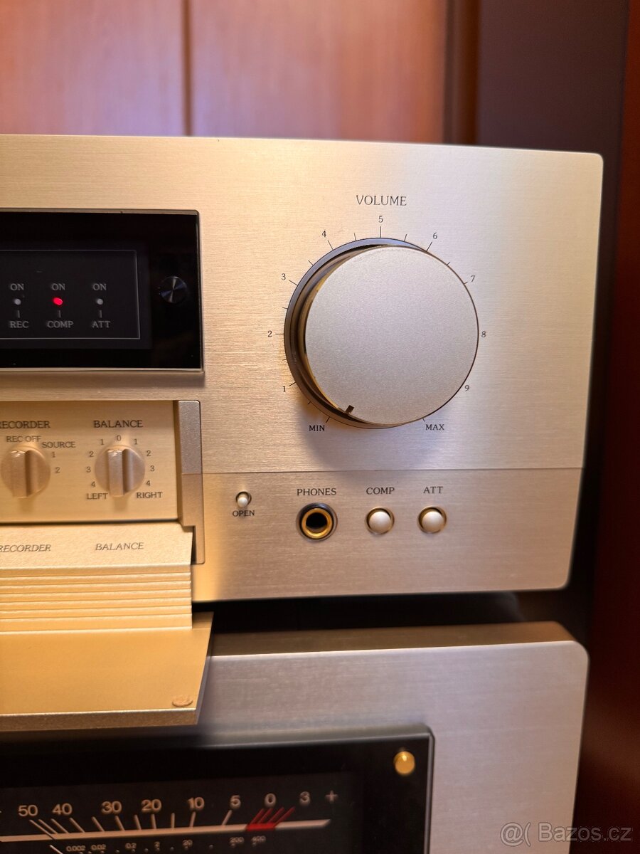 Accuphase C-2400; Accuphase P-450 - 10
