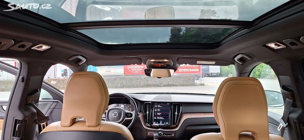 Volvo XC60, T5 benzín AWD Inscription - 1.maj. ČR 2019 - 10