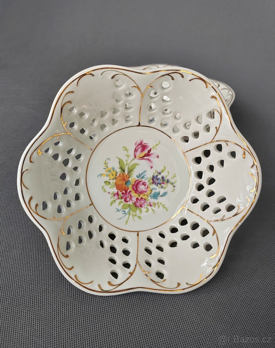 Sada krásných prolamovaných porcelánových košíku - 10