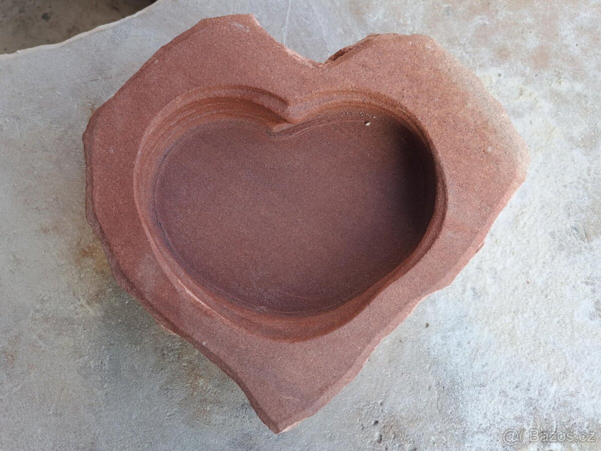 Pítko ve tvaru srdce z červeného pískovce - 10