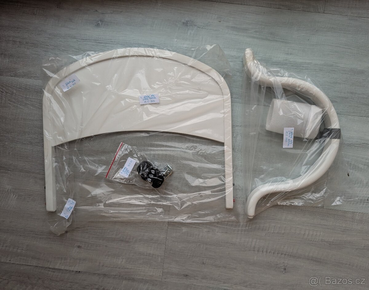 Dřevěná jídelní židlička s novým stolkem - 10