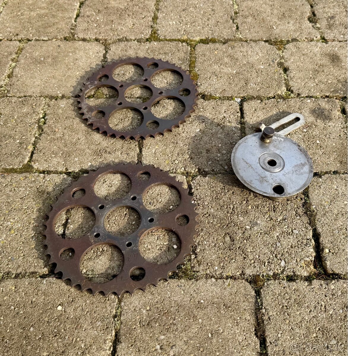 Jawa 100 Robot - rozety a stit - 10