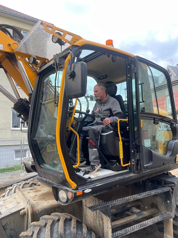 Hledáme šikovné strojníky – bagristy - 10