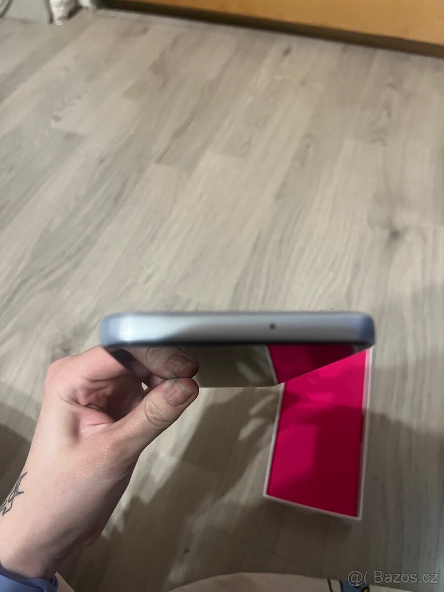 T Phone 3, Stříbrný - 10