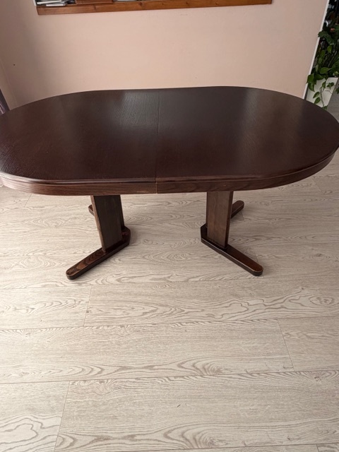 Prodám rozkládací dřevěný stůl + šest židlí zdarma - 10