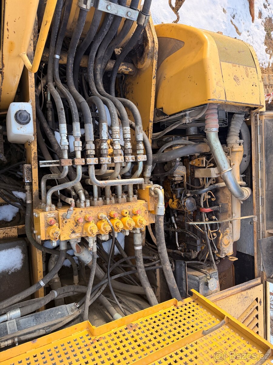 CAT M322C - prasklý blok motoru - 10