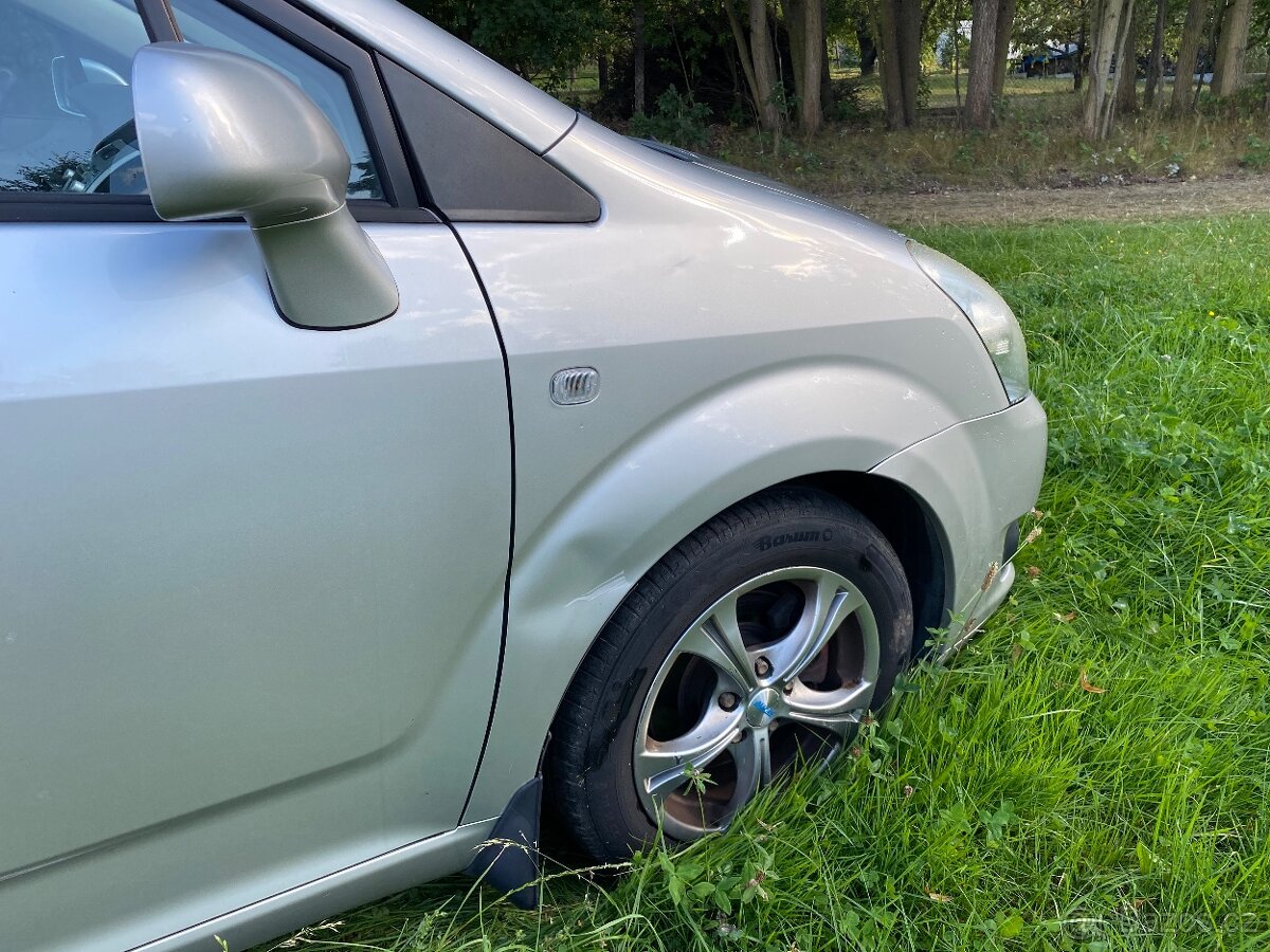 Toyota Corolla Verso, 2.2 D-4D, r.v.2007, 7 míst, tažné - 10