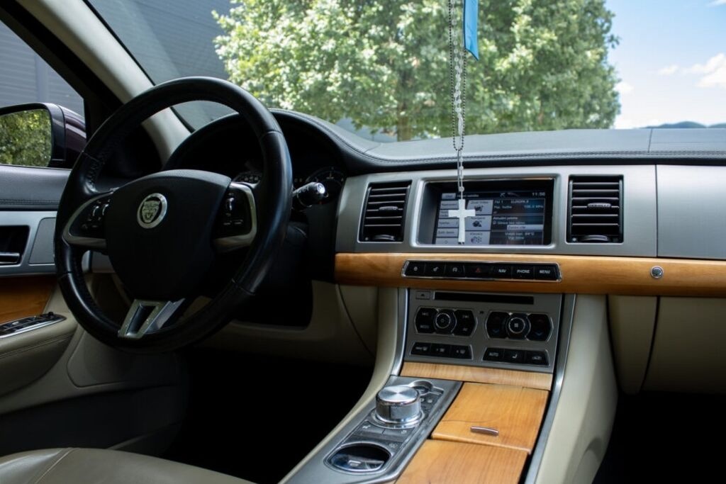 Jaguar XF 2.2D Premium Luxury - 10