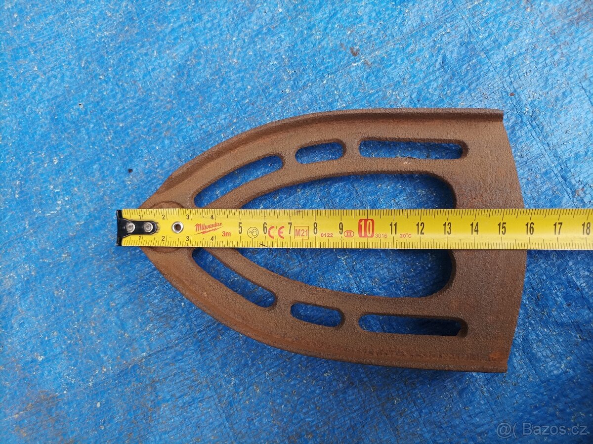 Litinový stojánek pod žehličku - 10