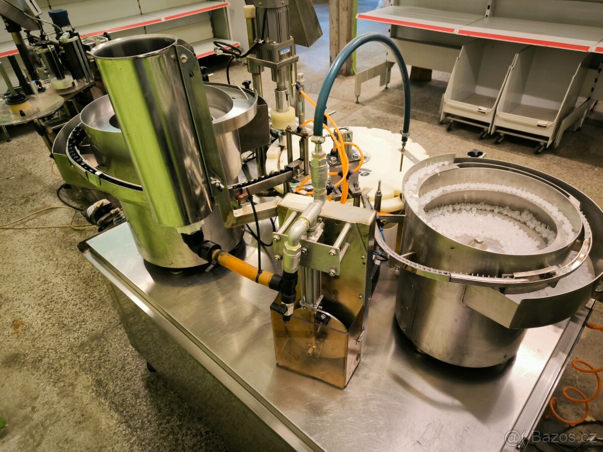 Plnící linka a etiketovací stroj - 10