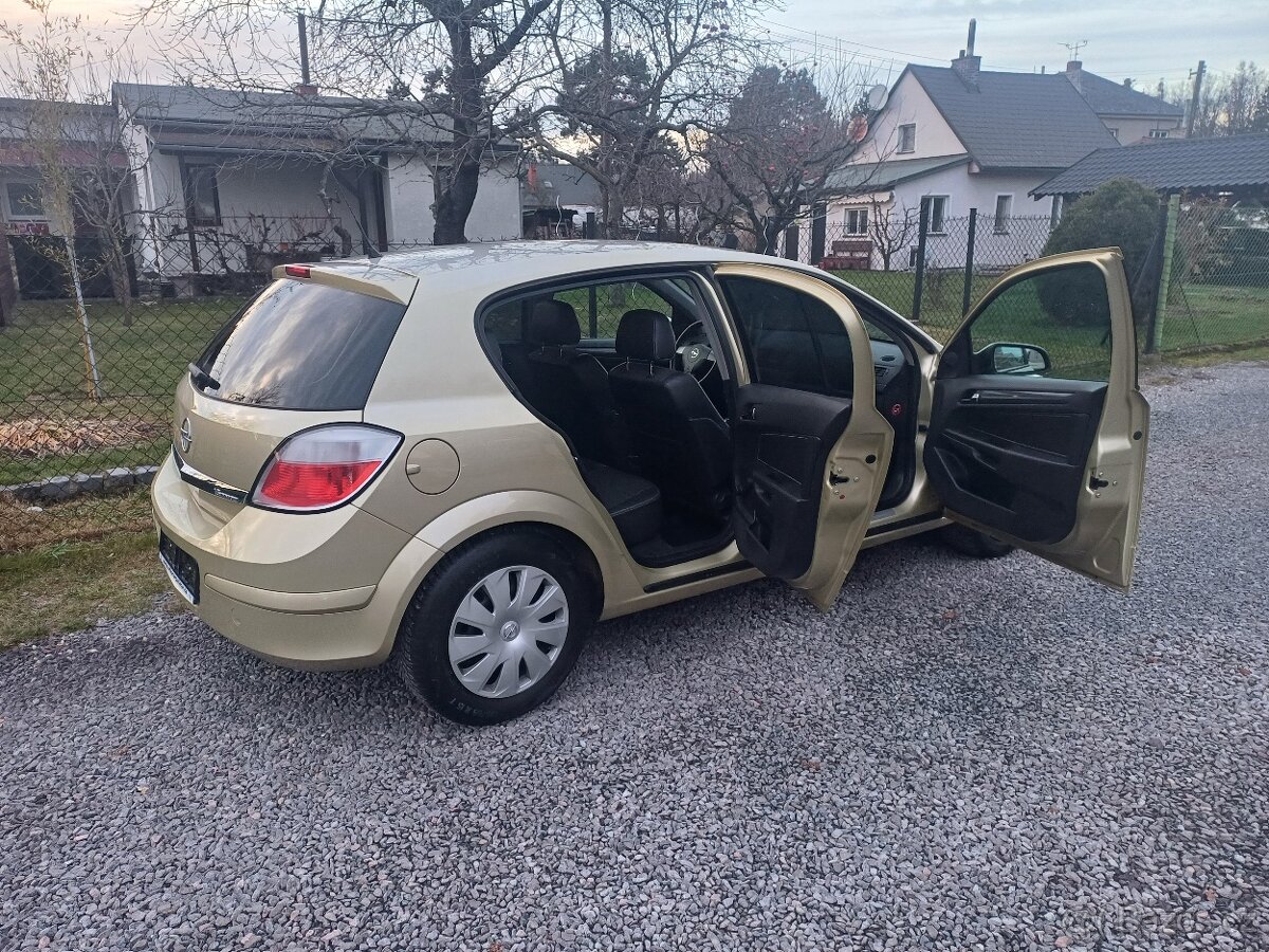 Benzínová Opel Astra 1.6 16V Twinport - 10