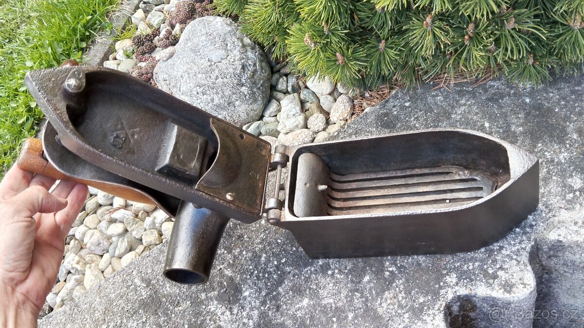 Obrovská komínová velmi stará sbírková žehlička D.R.G.M. - 10