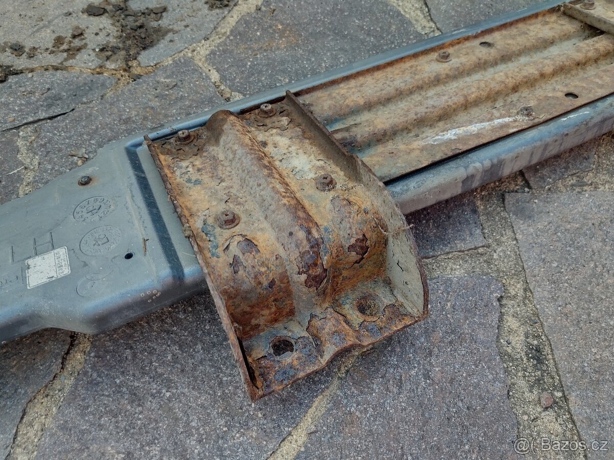 Nášlapy drobné poškození Ssangyong Rexton - 10