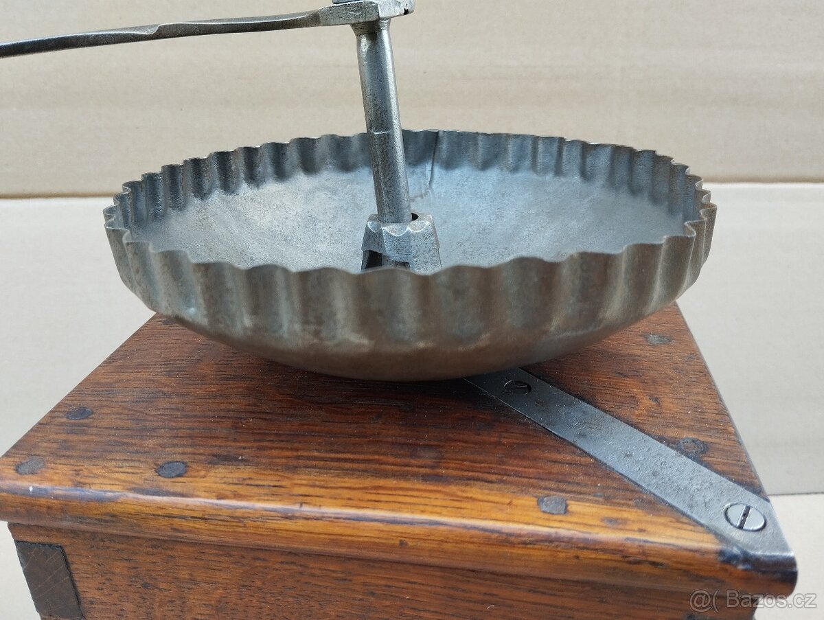 Obrovský velice zajímavy a velmi starý mlýnek na kávu - 10