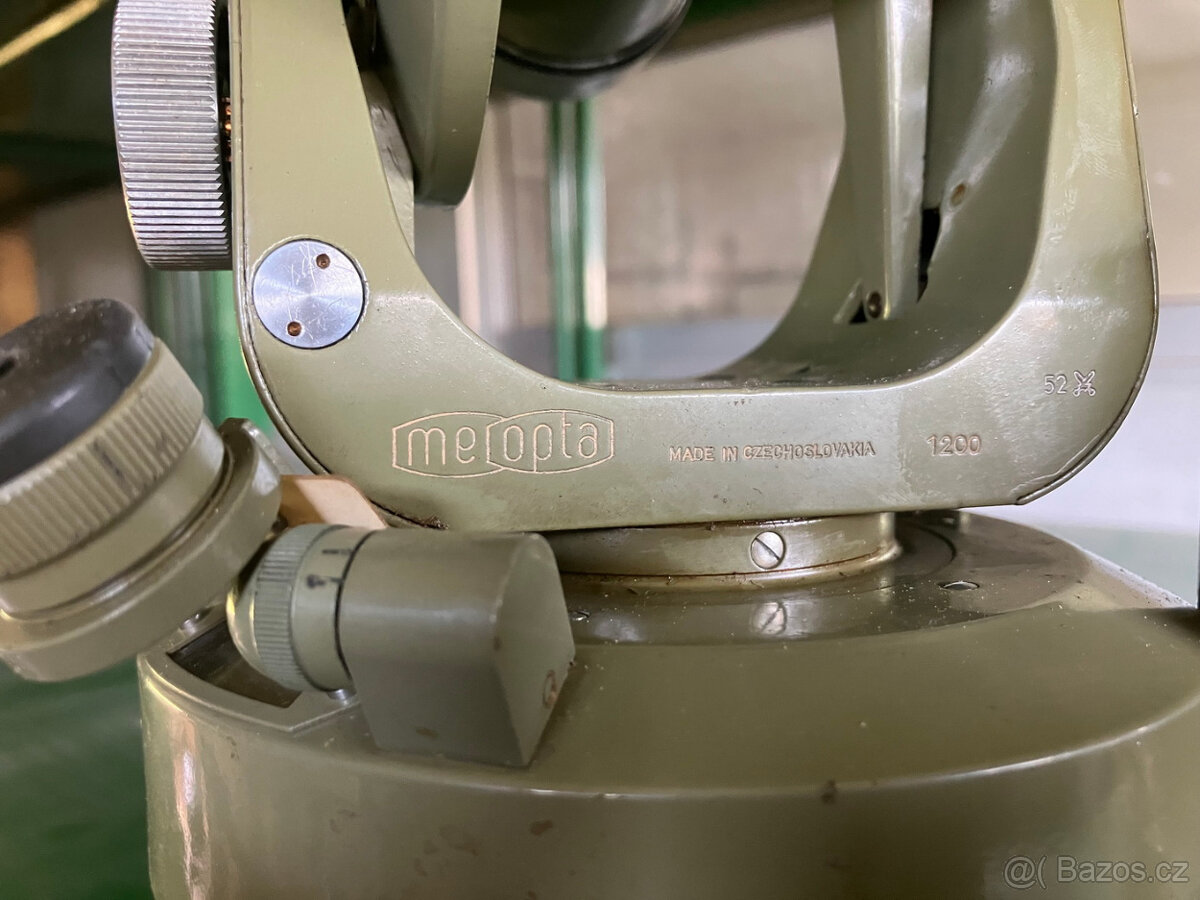 Starý teodolit v kovovém/ koženém obalu na záda - 10