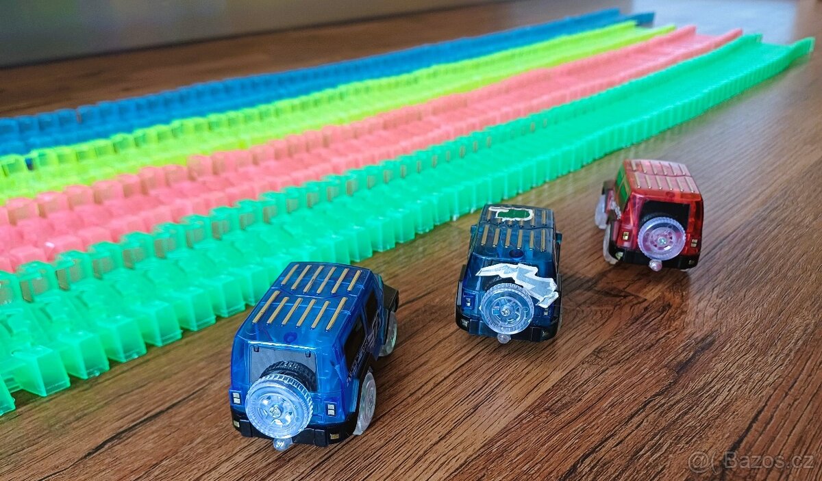 Svítící autodráha + 3 led autíčka - 10
