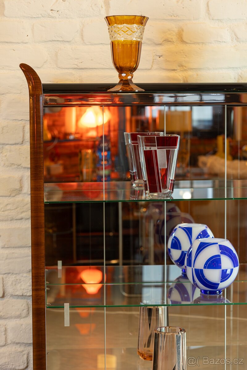 SKLENÍK..VITRÍNA TULIPÁN-UP ZÁVODY..J. HALABALA - 10