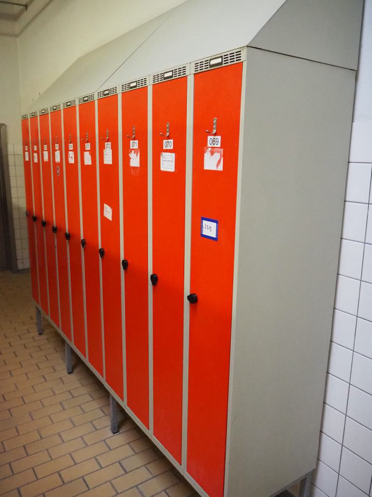 Prodej plechových šatních skříněk, dřevěných lavic a sejfů - 10