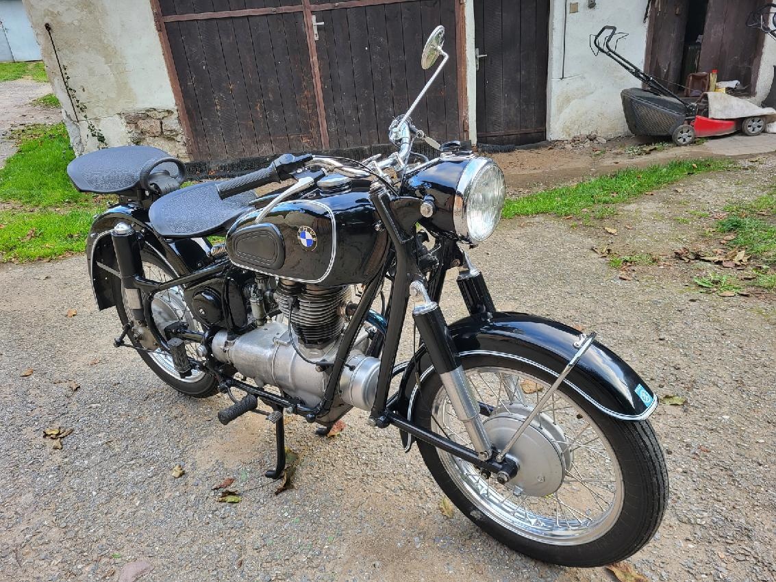 BMW R26 1956, všechny čísla shodné,včetně bílé SPZ a TP - 10