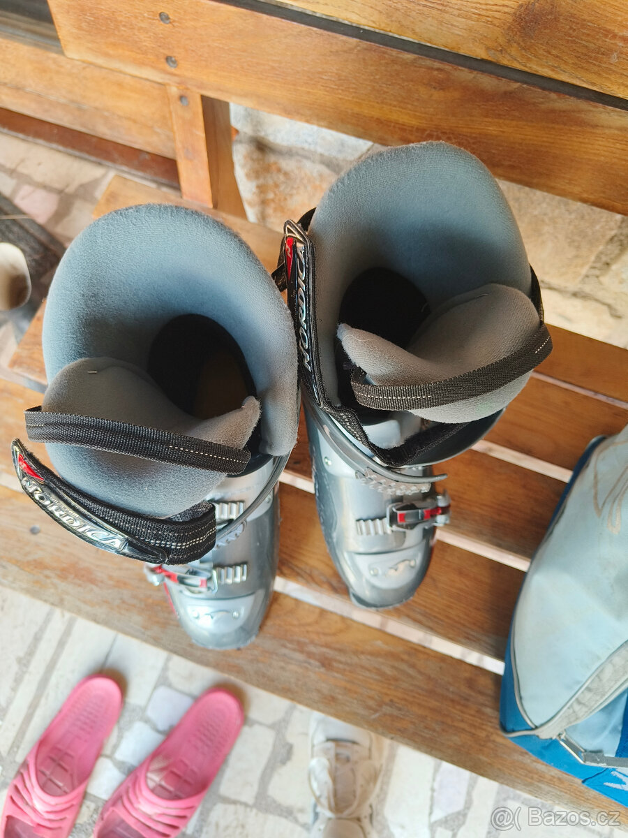 Prodám velmi zachovalou lyžařskou soupravu použitou tak 4x - 10