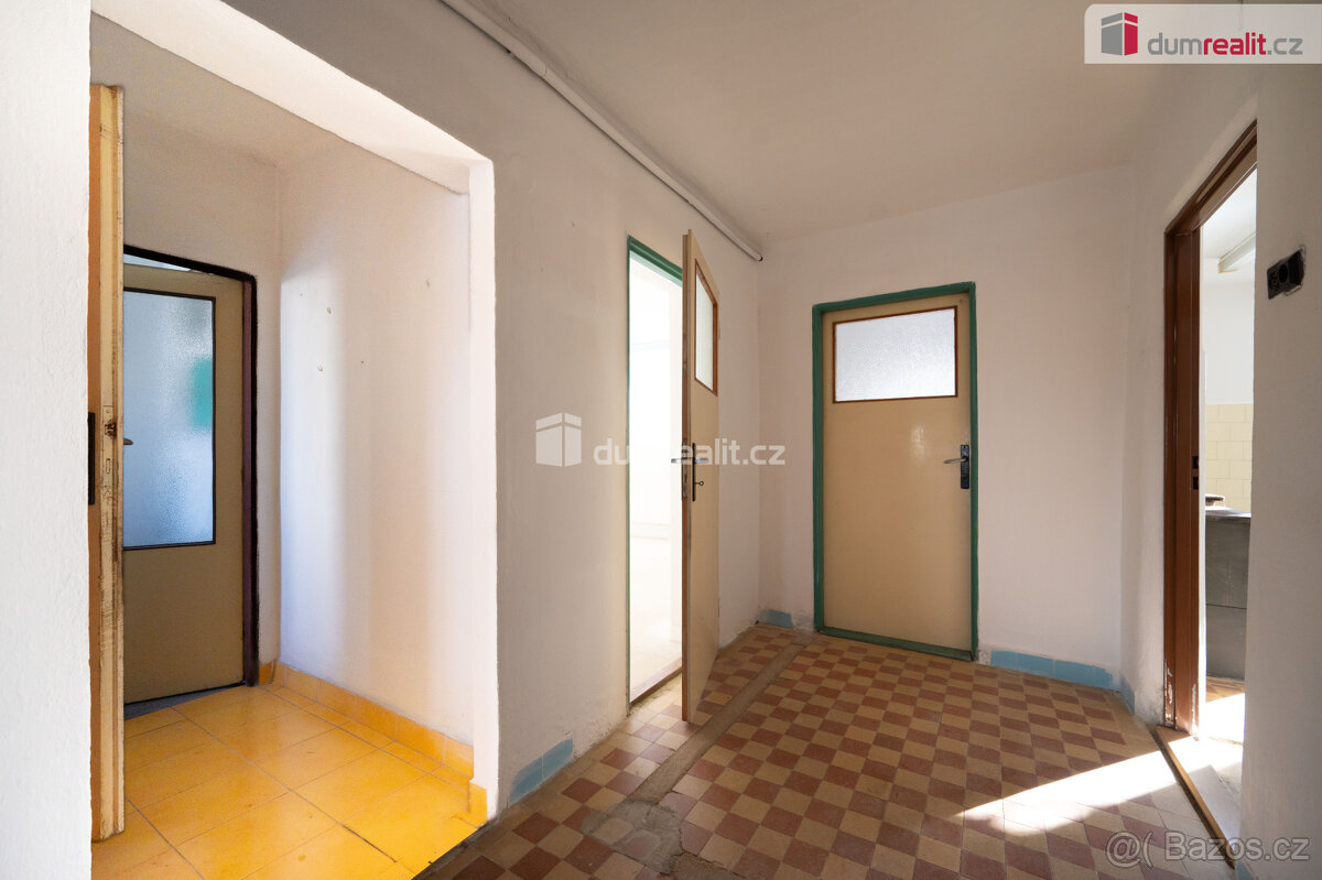 K prodeji, rodinný dům s garážemi, chlévy, stodolou, sýpkou - 10