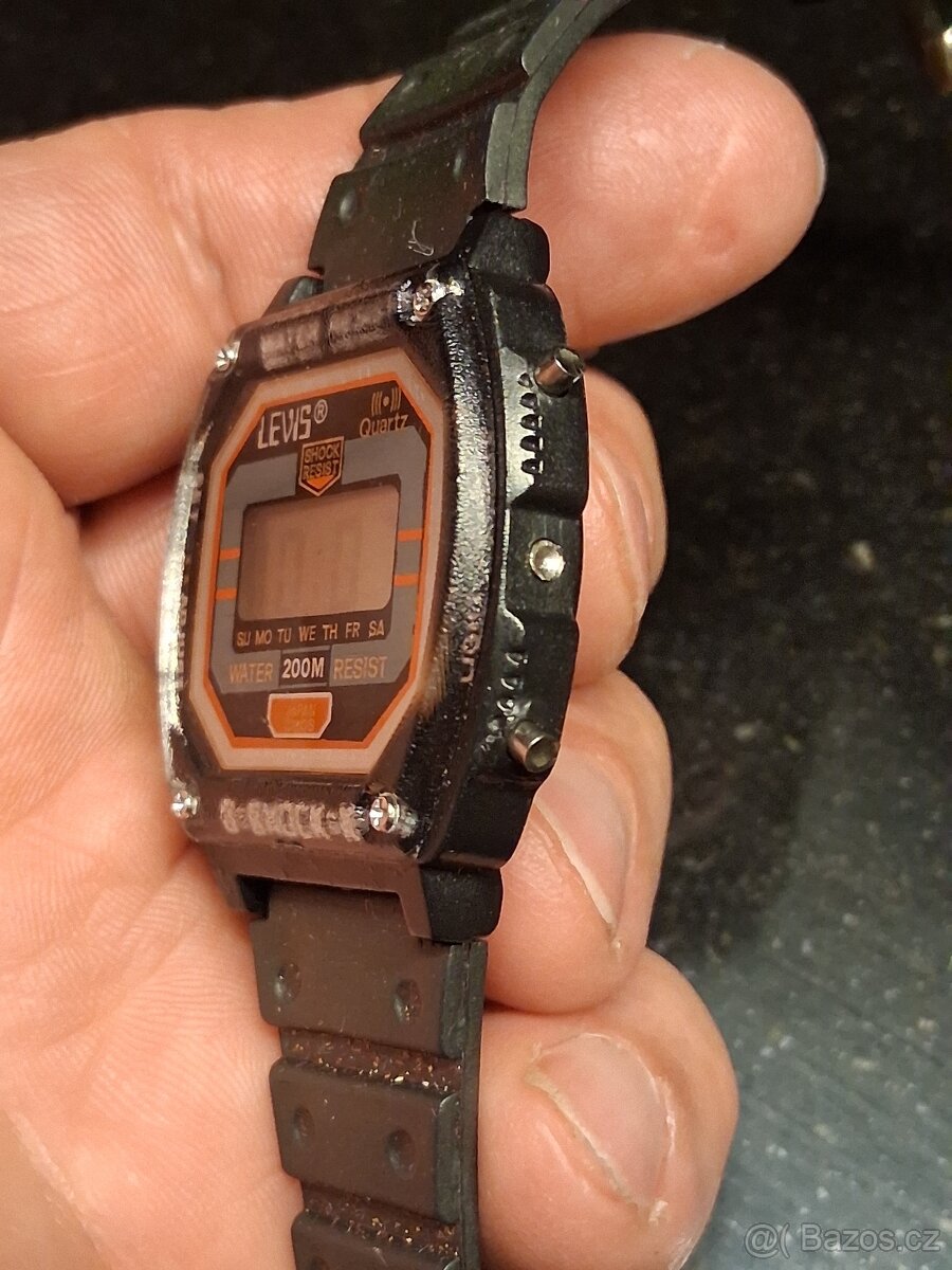 Digitální hodinky LEVIS - 10