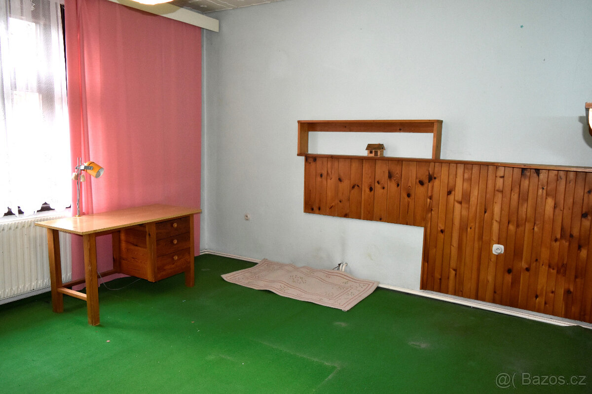 Náchod - Prodej rodinného domu se třemi jednotkami a garáží - 10