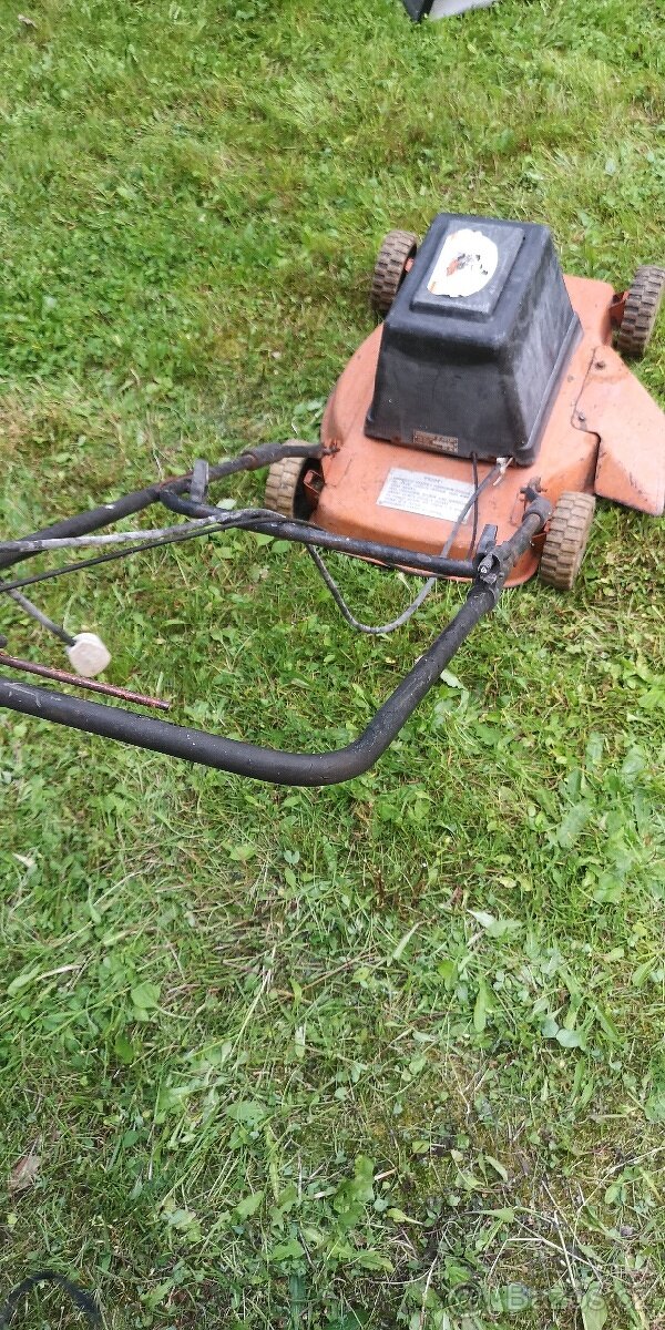 SEKAČKA NA TRÁVU S BOČNÍM VÝHOZEM - 10