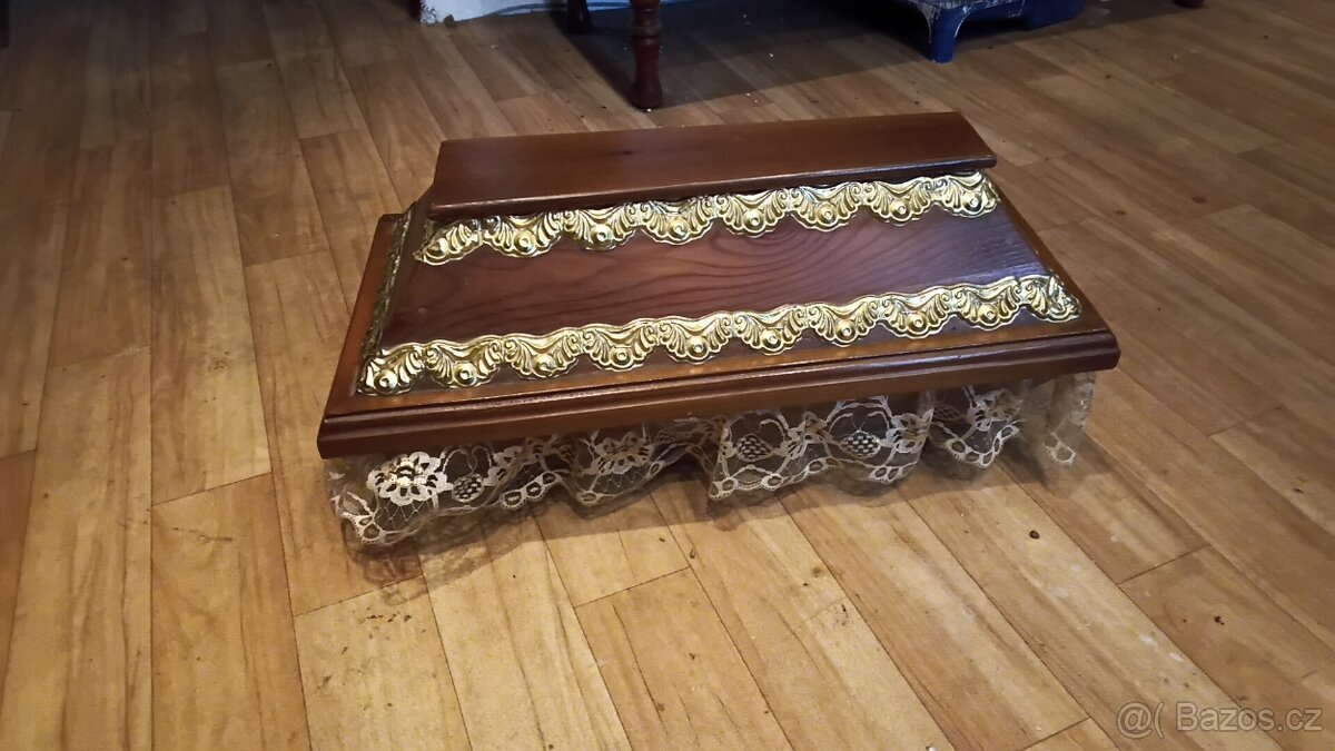 Porcelánové figury,rakev ,a jiné . - 10