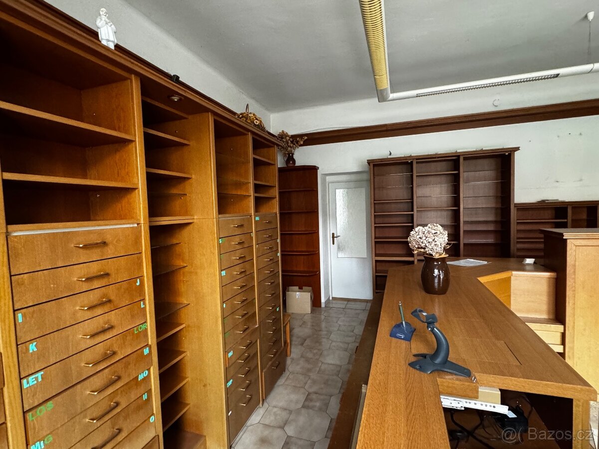 Kvalitní nábytek z uzavřené lékárny - 10