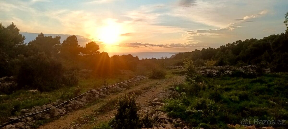 SLEVA / Rozsáhlý pozemek včetně domku / ostrov Šolta - 10