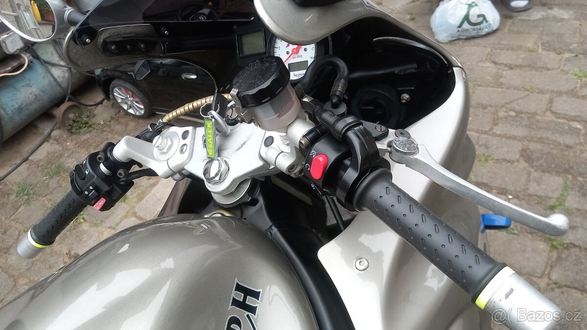 Prodám Triumph 955i RS - 10