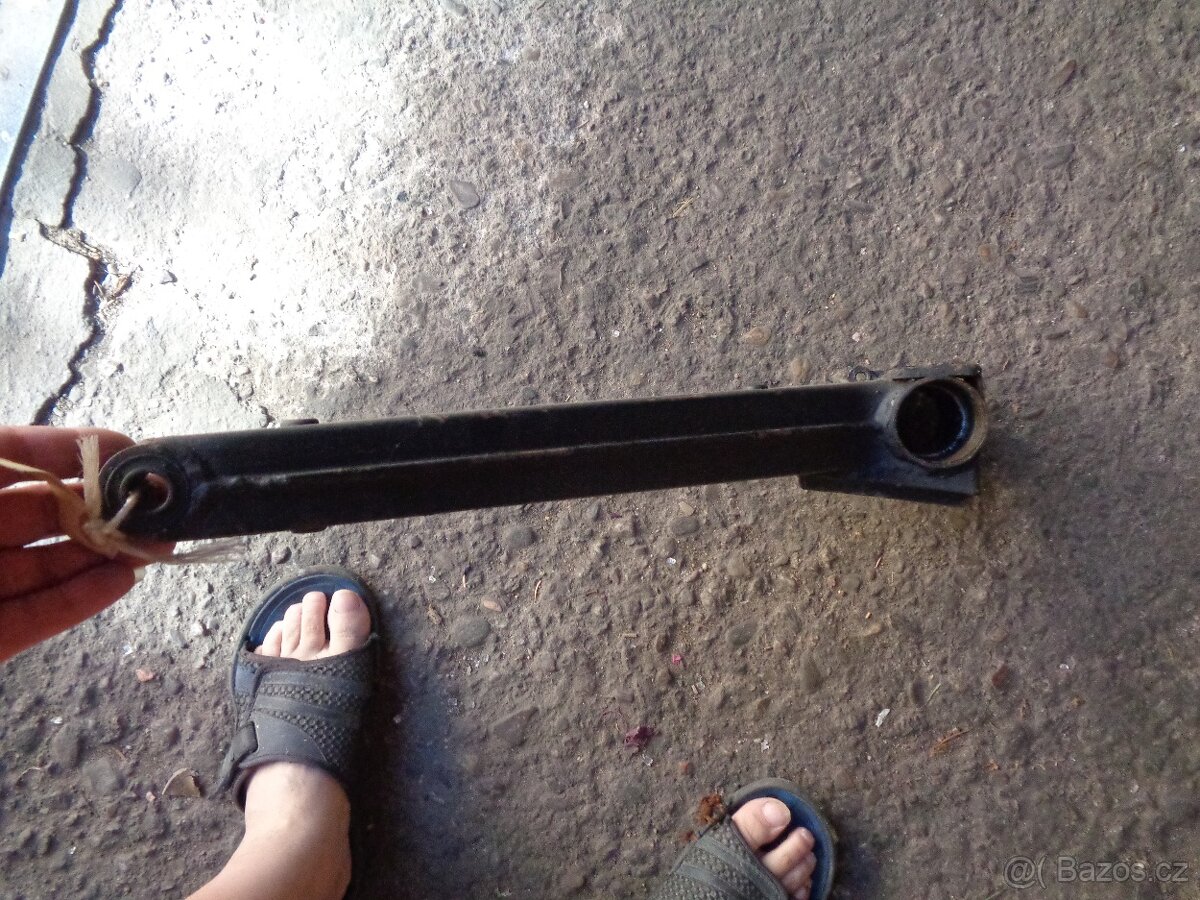 Škoda Garde zadni nové uhlové napravy + přička original uzke - 10