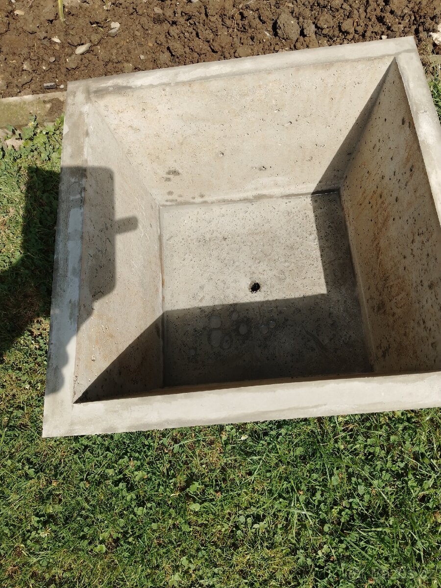 Antický betonový květináč - 10