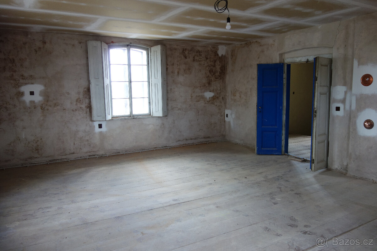 Dům se stavebním pozemkem o výměře 4.945 m2 30min od Prahy - 10