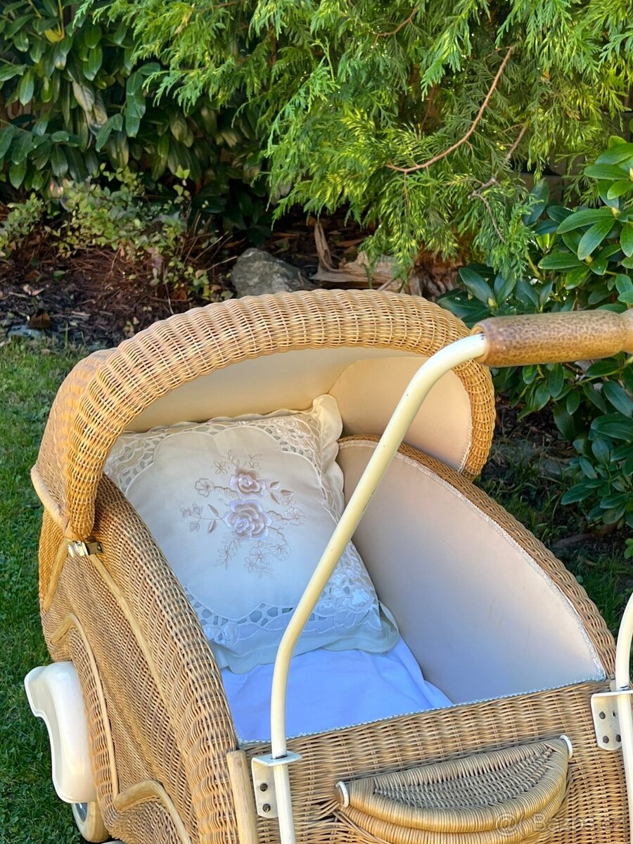 Proutěný RETRO kočárek pro miminko - 10