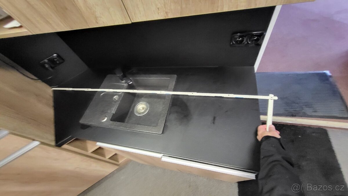 Zánovní kuchyň se spotřebiči lednička, myčka, mikrovlnka - 10