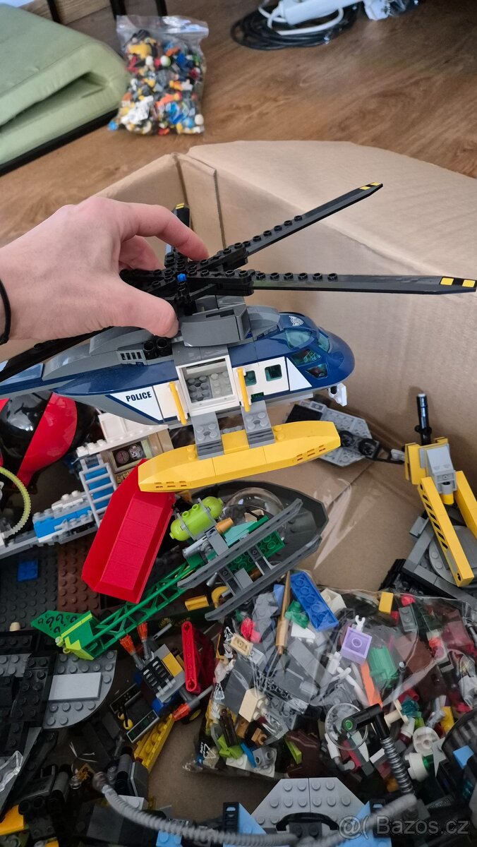 6,2 kg LEGO, celé sety - 10