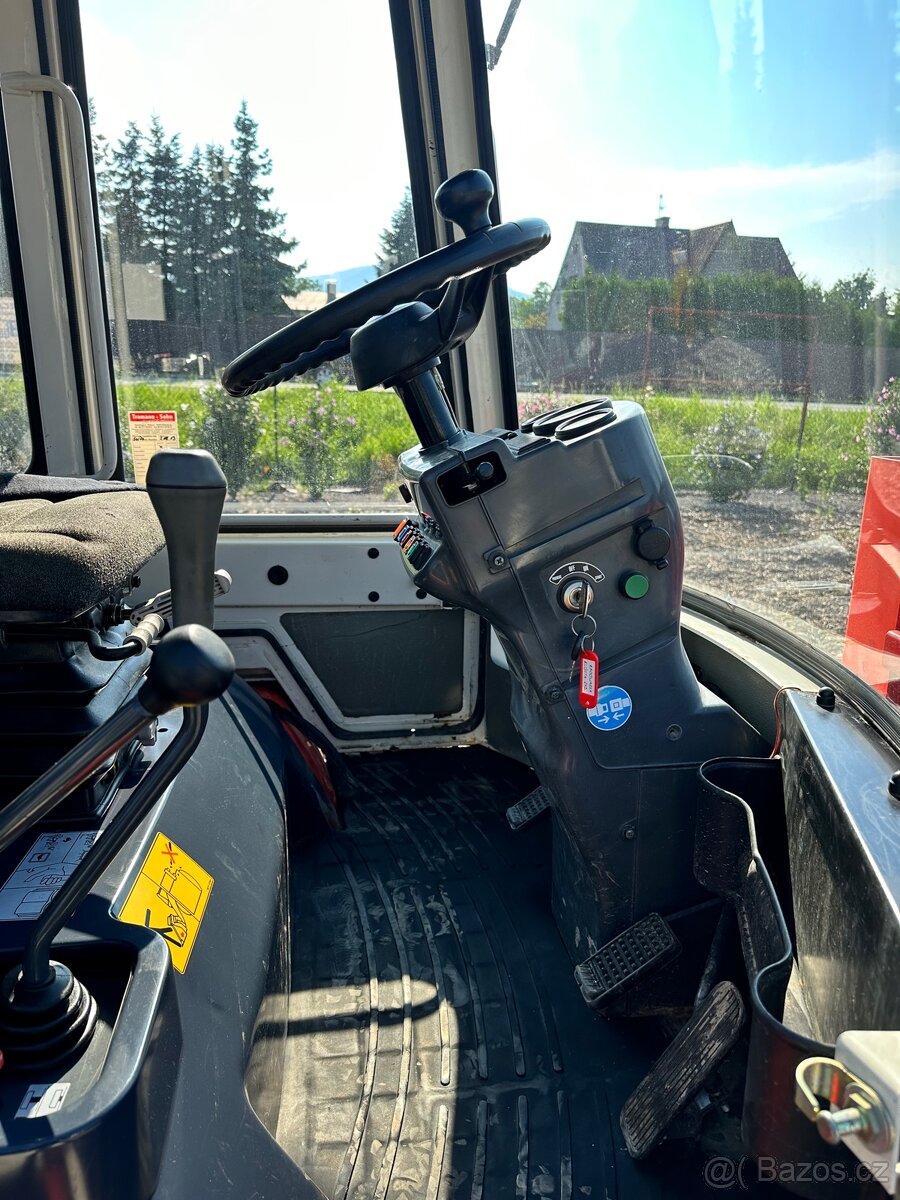 Kolový nakladač Kubota R520 - 10