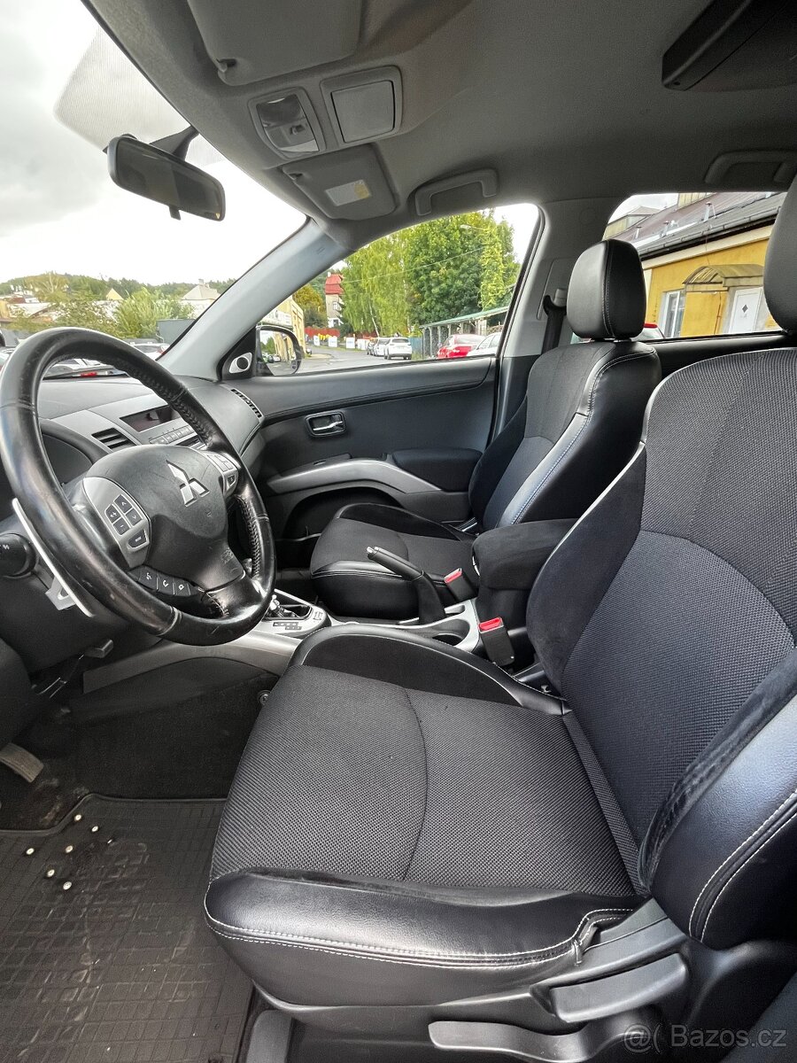 Mitsubishi Outlander 4x4 rv 2011 2.2 DI-D, Automat, 7-místný - 10