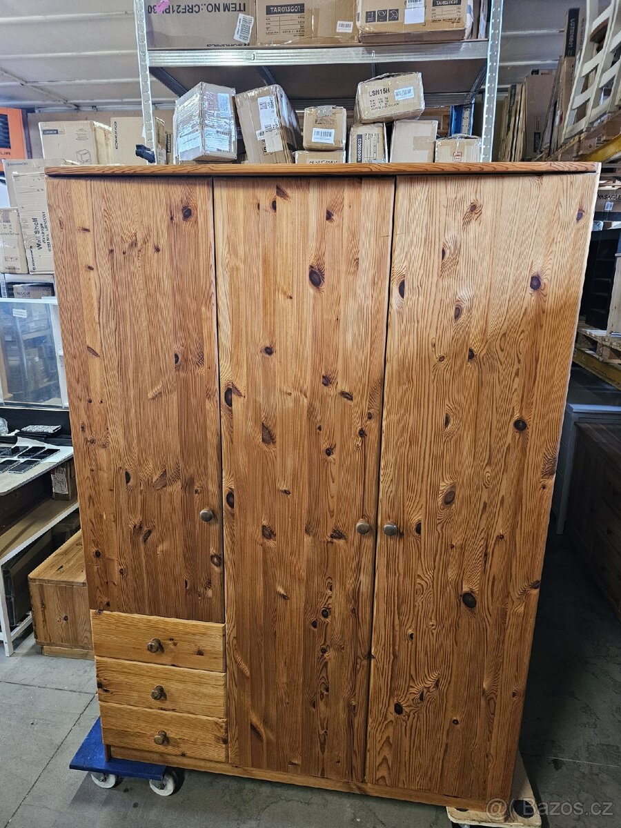 MASIVNÍ ŠATNÍ SKŘÍŇ - 10