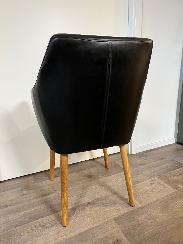 Černé křeslo Actona Nora - 10