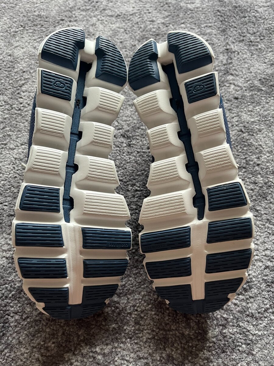 13x Dámské boty On Running Cloud, velikost 37 - 37,5 - 10