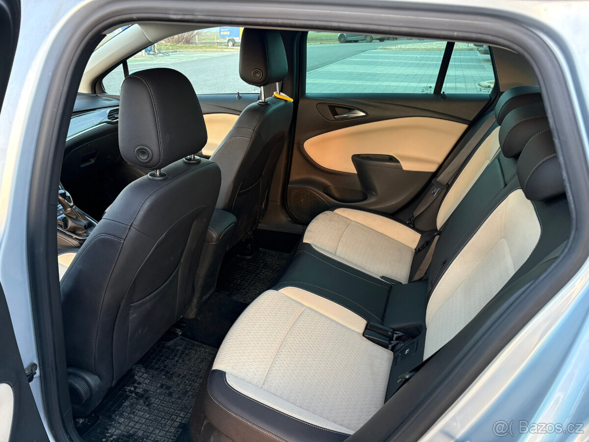 Opel Astra Sports Tourer+ 12/2016 - plná výbava - 10