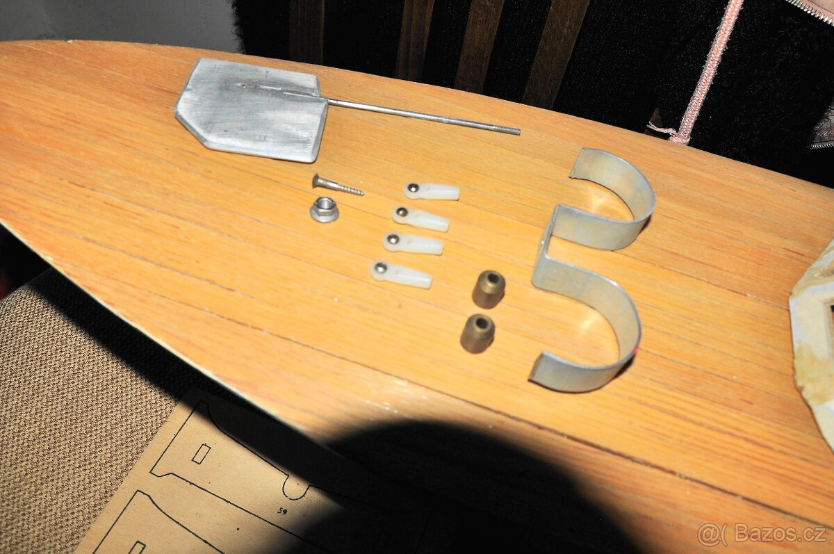 MODEL DŘEVĚNÉ LODI S MATERIÁLEM, DVA MOTORY, SERVO - 10